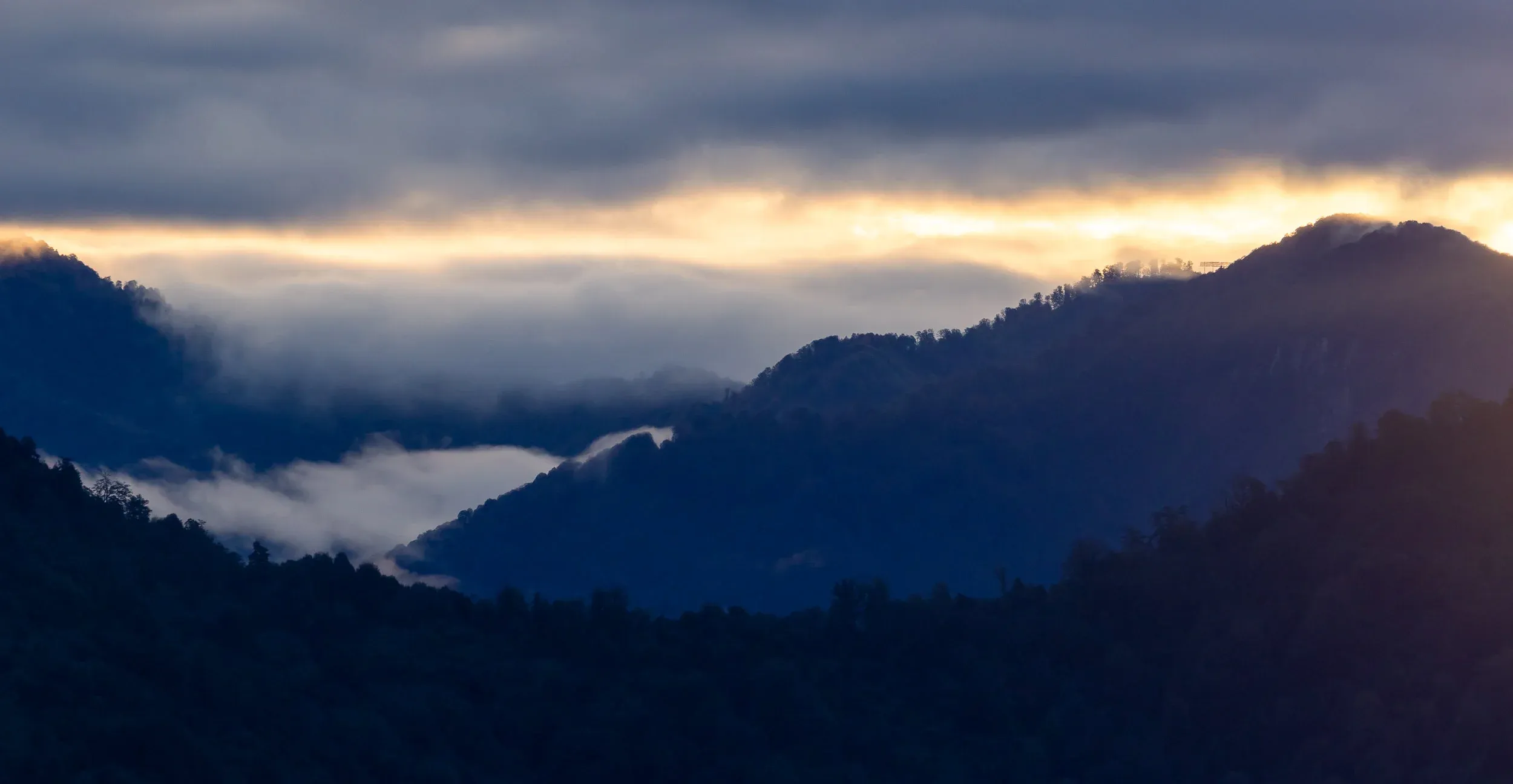 September 29th. The day we passed the million mark started off with a fantastic sunrise over the saddle. This was quite possibly the best birding day in my life, we had amazing views of the birds, a great species composition and the pace of migration was perfect to enjoy every bit of it.